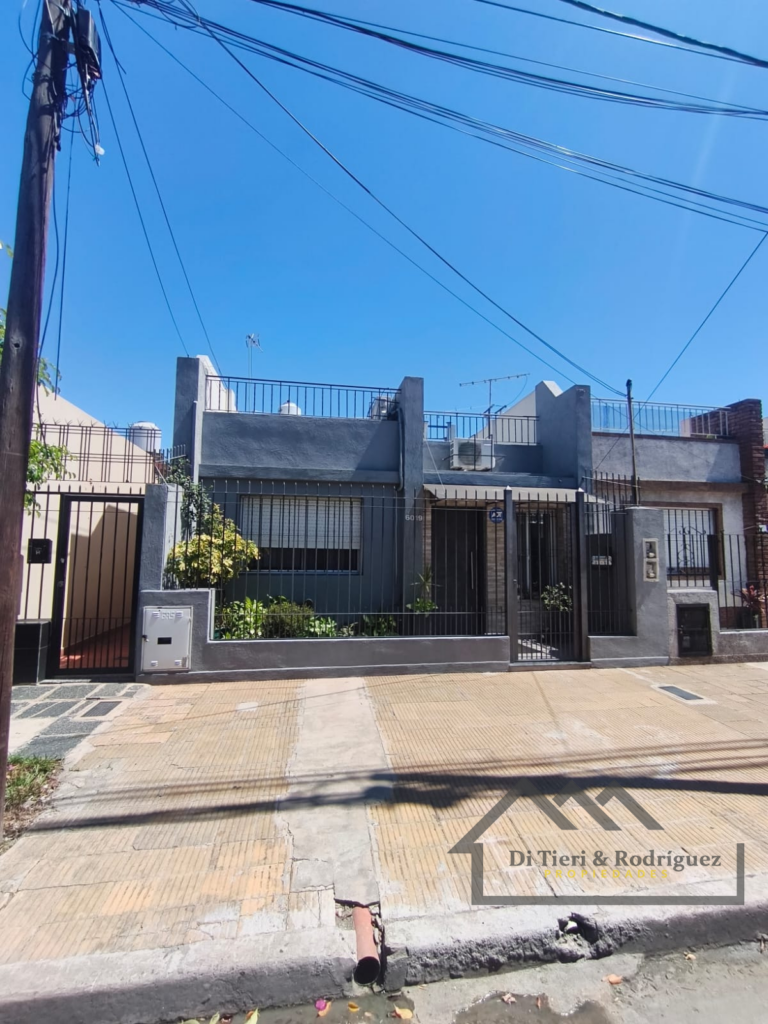 Casa Moderna Reciclada a Nueva con Terraza y Potencial de Ampliación – San Martin