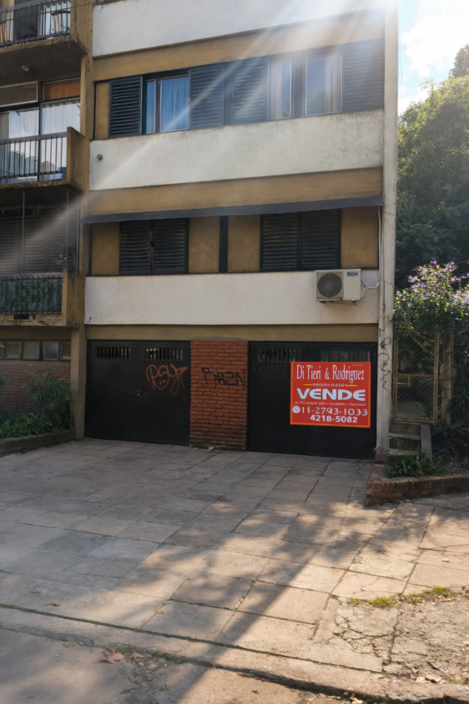 Cochera Cerrada en Venta en Ciudad Jardín – Funcional y de Buenas Dimensiones