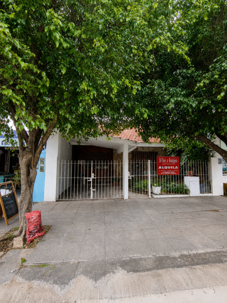 Casa en Alquiler con Quincho Habitable y Amplios Espacios – Ciudad Jardín
