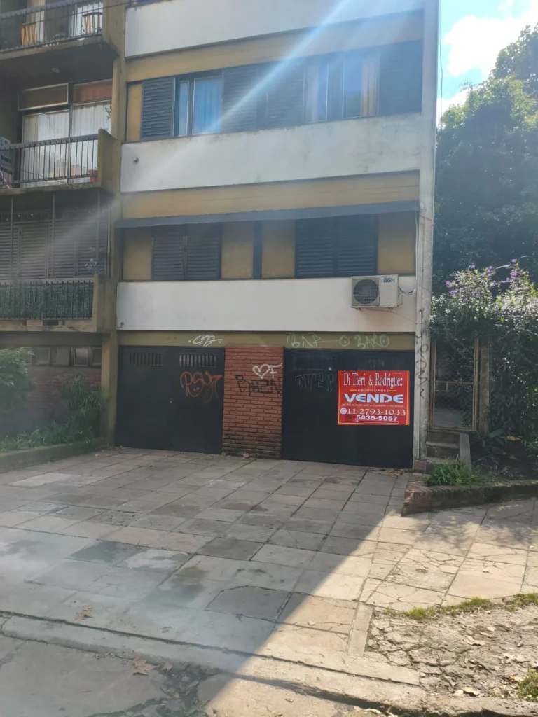 Cochera Cerrada en Venta en Ciudad Jardín – Funcional y de Buenas Dimensiones